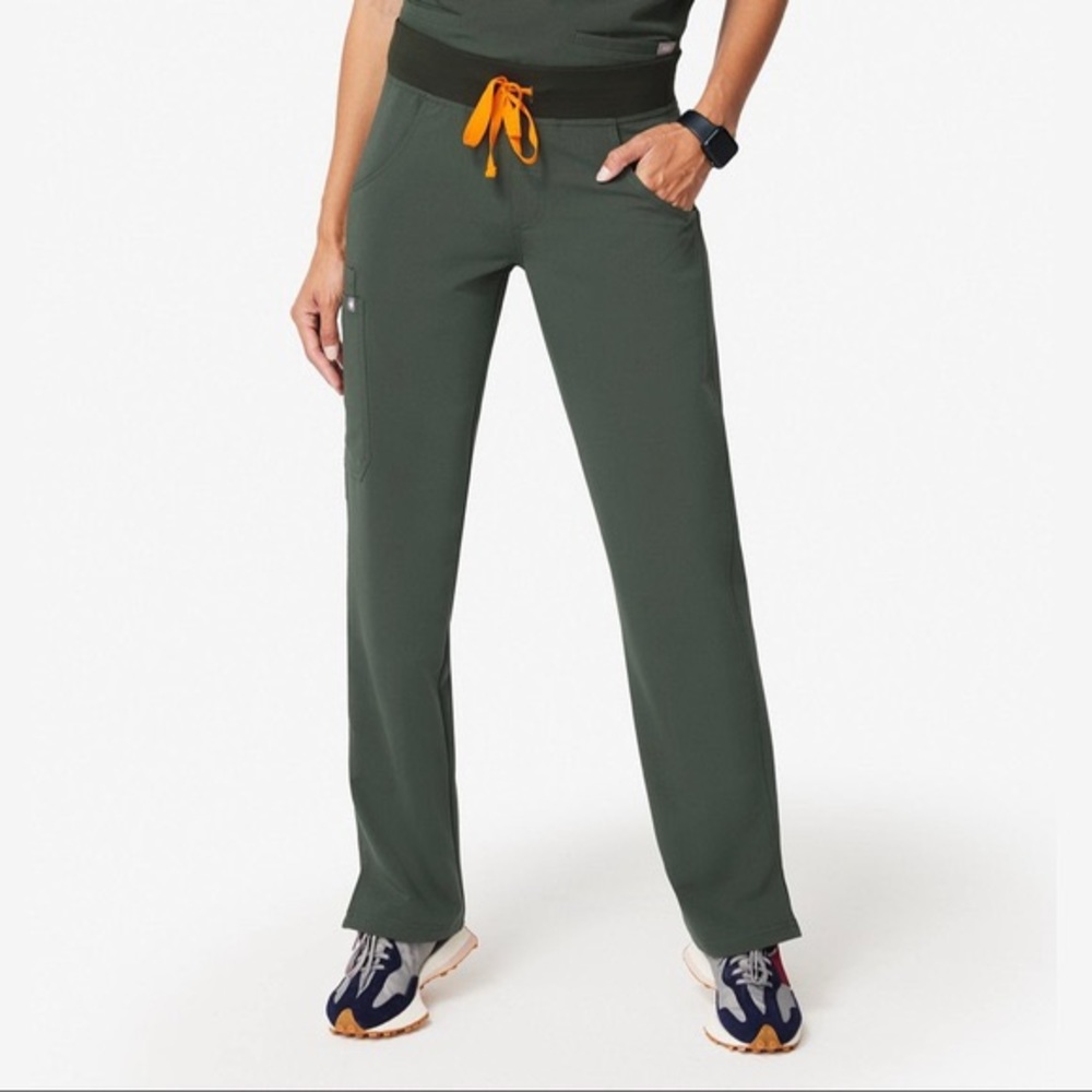 Figs Kade Cargo Pants. Moss.